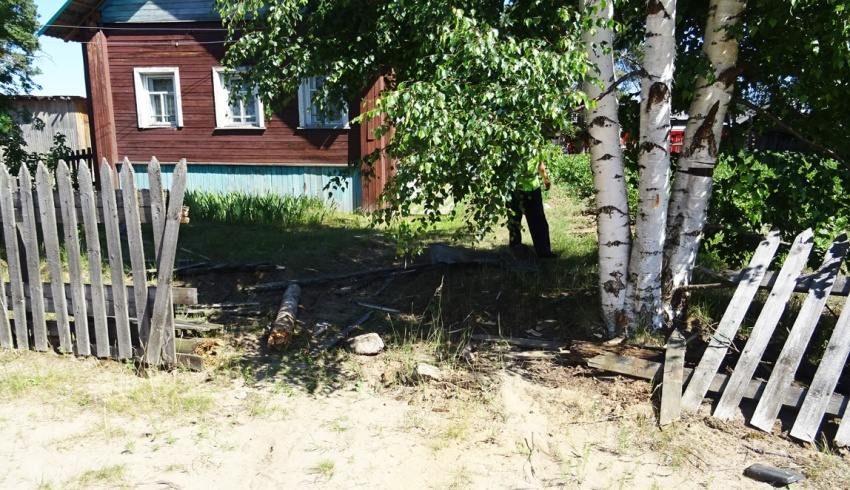 Двое братьев дважды снесли один и тот же забор в деревне Холмогорского района